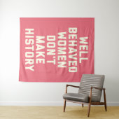 Tenture Citation féministe des femmes bien conduites (En situation (horizontale))