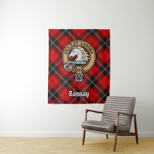 Tenture Clan Ramsay Crest sur Red Tartan (En situation)