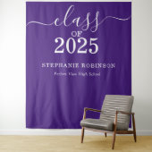 Tenture Classe de 2025 Purple Graduation Backdrop Prop (En situation)
