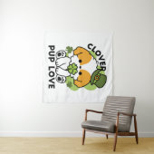 Tenture Clover Pup Love - St. Patrick's Day Chien Design (En situation (horizontale))