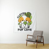 Tenture Clover Pup Love - St. Patrick's Day Chien Design (En situation)