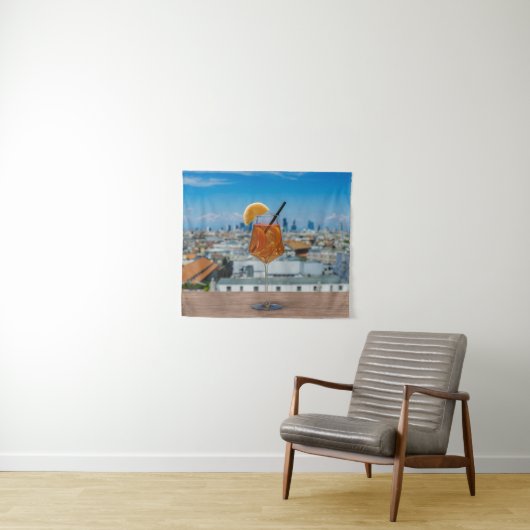 Tenture Cocktail Spritz sur une table avec vue sur Milan (En situation (horizontale))