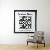 Tenture Code QR éditable & Texte avec bordure bleu clair (En situation)