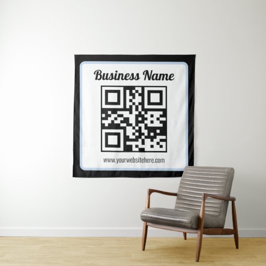 Tenture Code QR éditable & Texte avec bordure bleu clair (En situation)