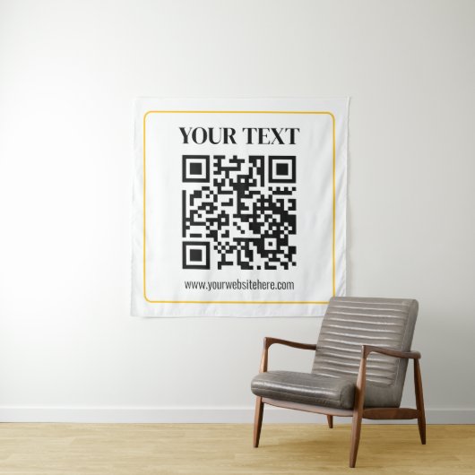 Tenture Code QR modifiable & Texte avec bordure jaune or (En situation)