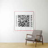 Tenture Code QR simple noir et blanc avec bordure rouge (En situation (horizontale))