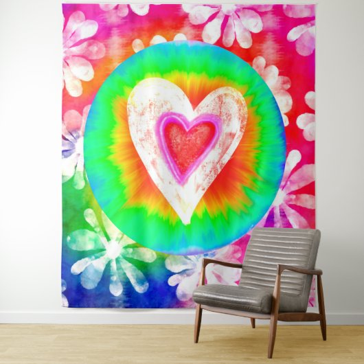 Tenture Cœur tie dye psychédélique (En situation)