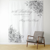 Tenture Contexte 90e fête d'anniversaire Floral Argent & B (En situation)
