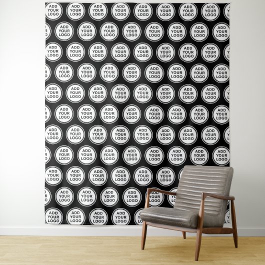 Tenture Contexte noir modelé par logo fait sur commande (En situation)