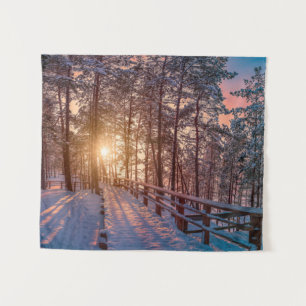 Tenture Coucher de soleil dans la pinède enneigée avec ray