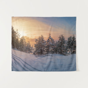 Tenture Coucher de soleil sur la forêt gelée de neige près