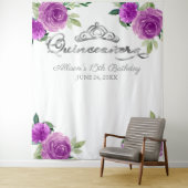 Tenture Couronne de Quinceanera argentée avec fond floral  (En situation)