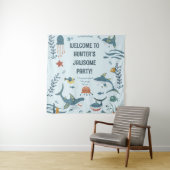 Tenture Cute Blue Shark's Birthday Welcome Tapestry (En situation)
