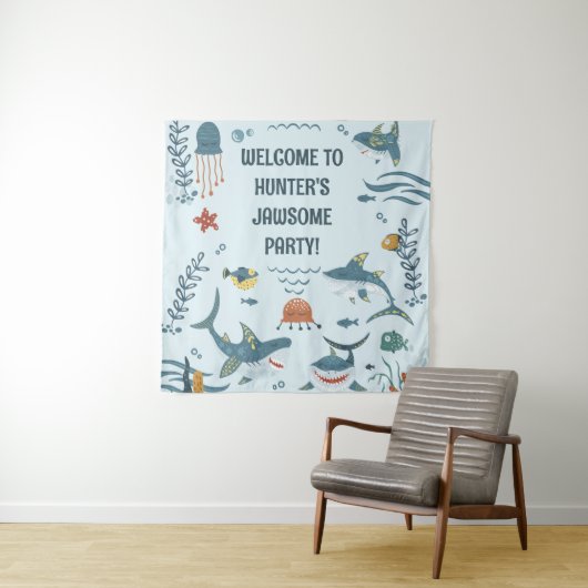 Tenture Cute Blue Shark's Birthday Welcome Tapestry (En situation)