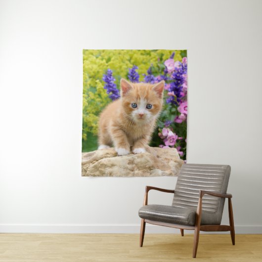 Tenture Cute Ginger Chat Kitten dans un jardin fleuri Phot (En situation)