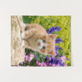 Tenture Cute Ginger Chat Kitten dans un jardin fleuri Phot (Devant (Horizontal))