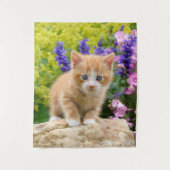 Tenture Cute Ginger Chat Kitten dans un jardin fleuri Phot (Devant)