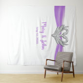 Tenture Cygnes argentés à ruban violet pour décor de maria (En situation (horizontale))