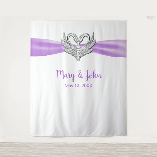 Tenture Cygnes argentés à ruban violet pour décor de maria (Devant)