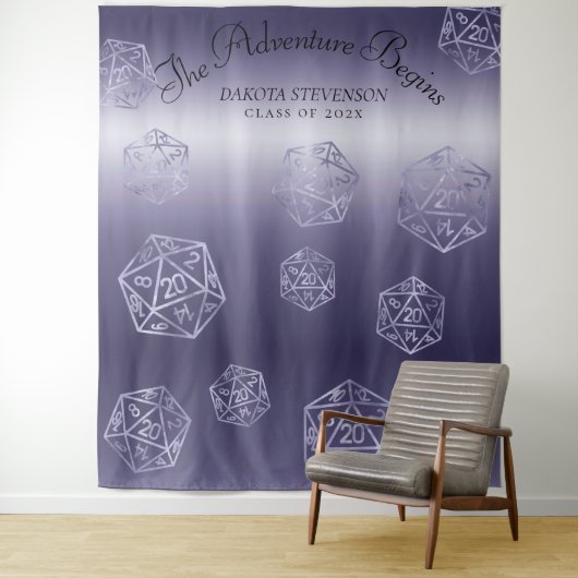 Tenture D20 bleu | RPG Dice Mariage Photo Booth Arrière-pl (En situation)