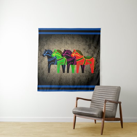 Tenture Dala Horse, rouge, vert, bleu, noir, folk (En situation)