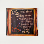 Tenture Danse sous la pluie, La Vie Cite Expressions (Devant (Horizontal))