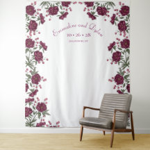Décor de mariage avec rose bordeaux