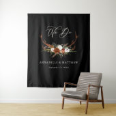 Tenture Décor de mariage floral de cerf rustique noir (En situation)