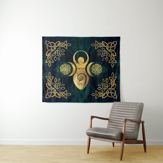 Tenture Déesse triple avec triskee - Bande or et verte (En situation (horizontale))