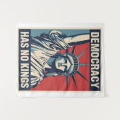 Tenture Democracy Has No Kings Protest Sign: Statue of Lib (Devant (Horizontal))