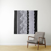 Tenture Dentelle blanche ornementale, fond noir isolé. (En situation (horizontale))