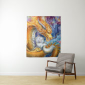 Tenture Dragon Feu et Chat Blanc dans une Forêt Mystique (En situation)