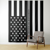 Tenture Drapeau américain en monogramme Thin Gray Line (En situation)