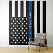 Tenture Drapeau américain Police Thin Blue Line monogramme (En situation)