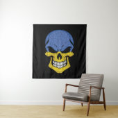 Tenture Drapeau crâne souriant de l'Ukraine (En situation)