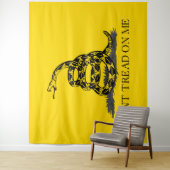 Tenture Drapeau Gadsden jaune classique Ne marchez pas sur (En situation)