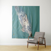 Tenture Drôle joli phoque flottant sur le dos dans la Tapi (En situation)