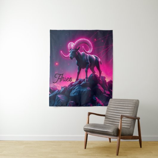 Tenture Electric Vanguard Aries Wall Tapestry (En situation)