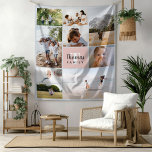 Tenture Élégant et moderne Blush Pink Family Photo Collage<br><div class="desc">Cette tapisserie de collage de photos de famille élégante et moderne dispose d'un espace pour vous d'ajouter vos propres photos, et d'ajouter un nom et une initiale. Ce montage photo simple et tendance, rose vif, est le cadeau parfait pour n'importe quelle mère, grand-mère ou autre membre de la famille !...</div>