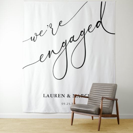 Tenture Élégante calligraphie Nous sommes engagés pour la  (En situation)