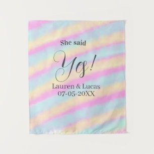 Tenture Elle a dit oui fête de fiançailles rose bleu jaune