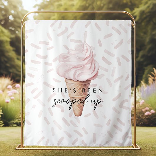 Tenture Elle a été rachetée sur le fond de la nuptiale des