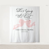 Tenture Elle noue le noeud | Arrière-plan de la Fête des m (Devant)