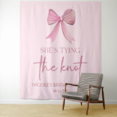 Tenture Elle Noue Le Nœud Rose Bouquet de Fiançailles (En situation)