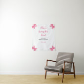 Tenture Elle noue le noeud rose Fête des mariées fond (En situation)