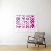 Tenture 'Embrasse-moi, c'est bon pour ta santé' (En situation (horizontale))