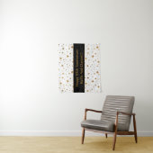 Tenture Étoiles blanches/dorées personnalisées avec annive (En situation)