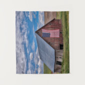 Tenture Farms | Rustic Red Barn With American Flag (Devant)