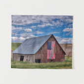 Tenture Farms | Rustic Red Barn With American Flag (Devant (Horizontal))