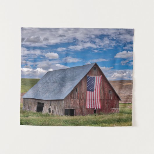 Tenture Farms | Rustic Red Barn With American Flag (Devant (Horizontal))